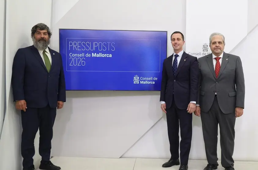 El presidente del Consell de Mallorca, Lloren&ccedil; Galm&eacute;s, con el vicepresidente i el conseller insular de Hacienda.