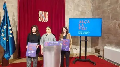 La consellera de Familias, Bienestar Social y Atenci&oacute;n a la Dependencia, Sandra Fern&aacute;ndez, la presidenta del Govern, Marga Prohens, y la directora del IbDona, Catalina Salom, en la presentaci&oacute;n del lema del 25N.