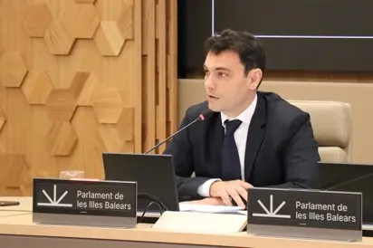 El director general de Inmigraci&oacute;n y Cooperaci&oacute;n al Desarrollo, Manuel Pav&oacute;n, en el Parlament