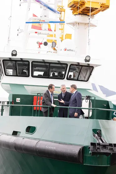 Marlaska visitando una patrullera