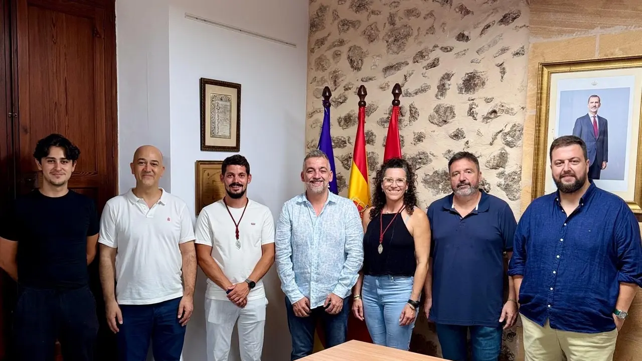 Florit, Verd i Robles en el centro acompa&ntilde;ados por diferentes miembros del partido.