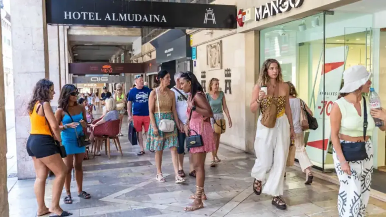 Carrer Jaume III, uno de los mas transitados por los tur&iacute;stas.