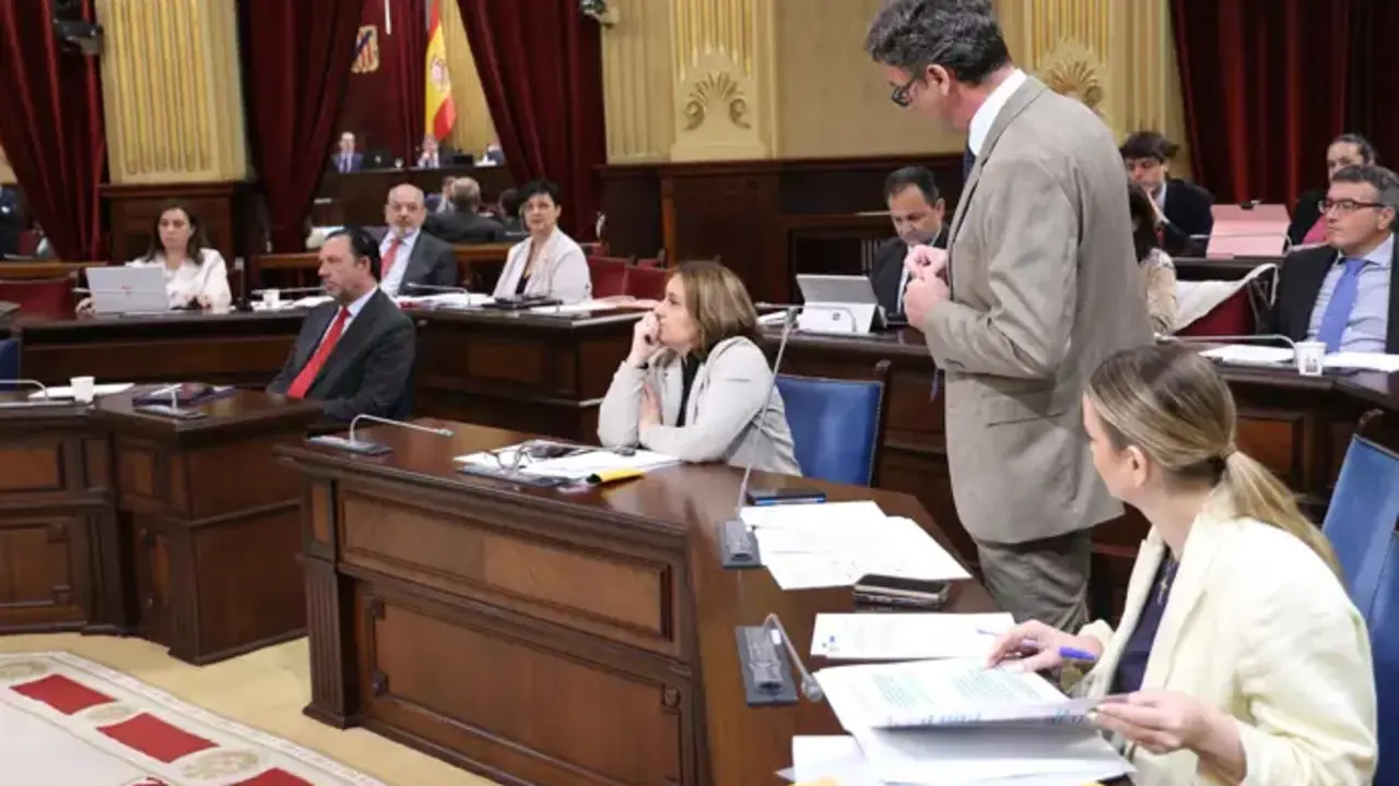 El vicepresidente, Antoni Costa, contestando a los diputados de VOX en el Parlement.