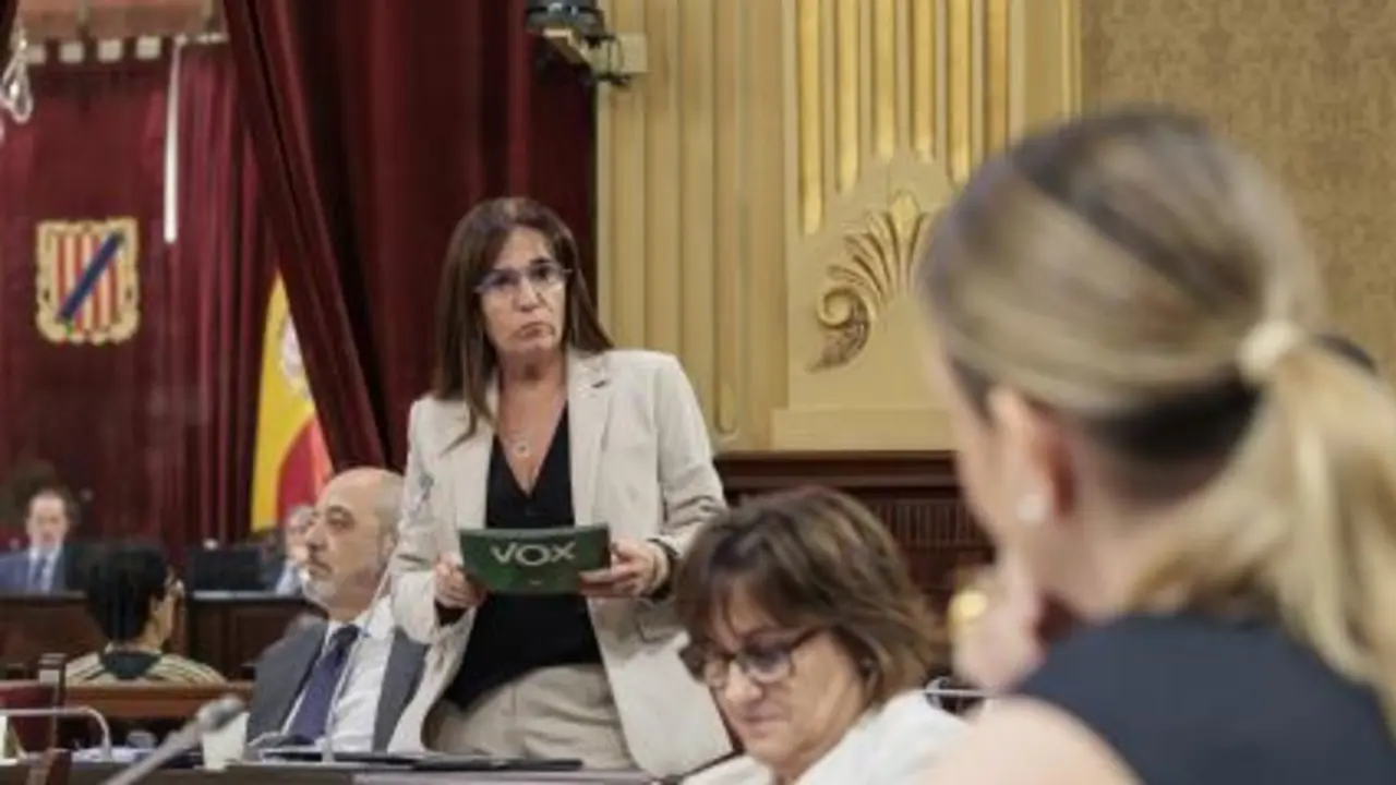 Manuela Ca&ntilde;adas, portavoz de VOX, dirigiendose a la presidenta del Govern , Marga Prohens.
