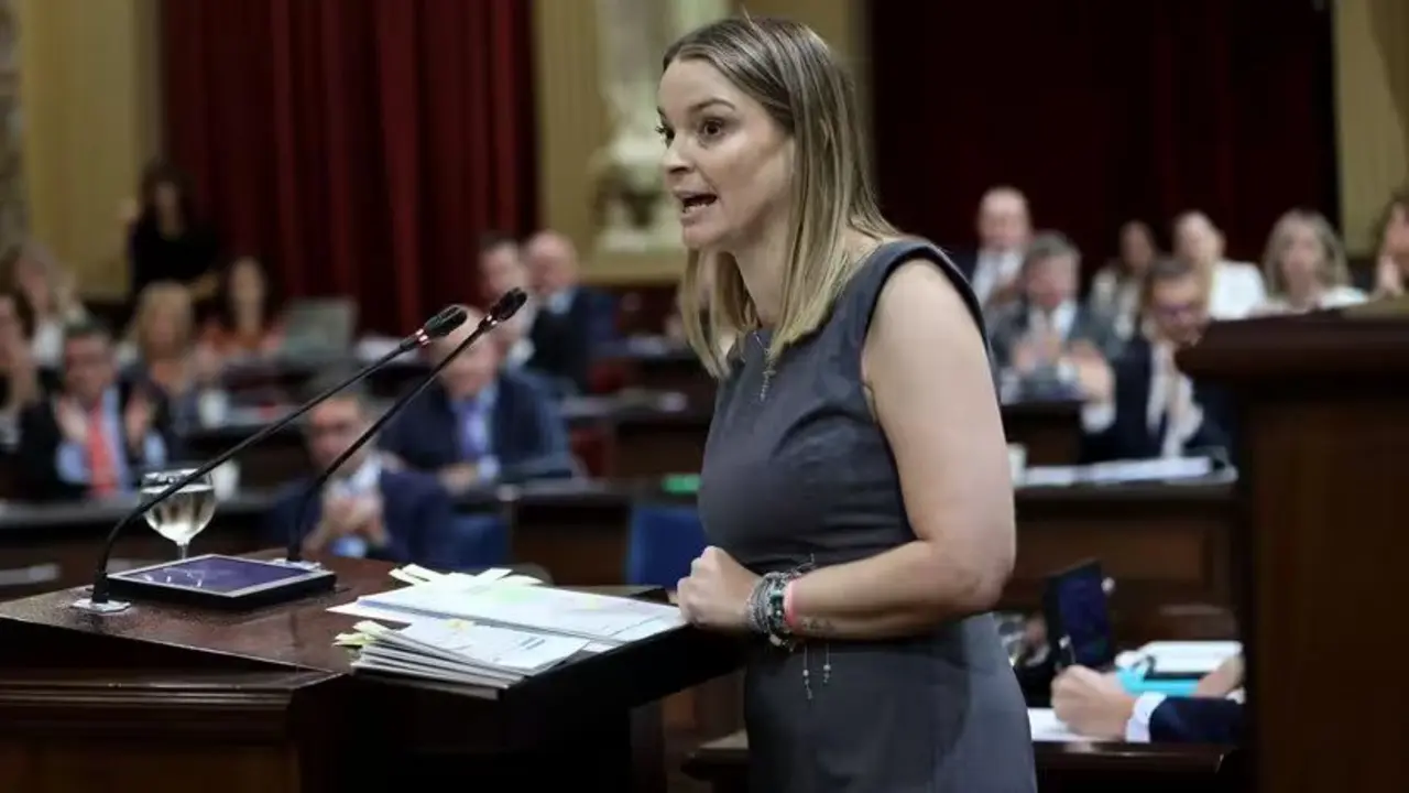 Marga Prohens, presidenta del Govern de les Illes Balears, en el Parlament.
