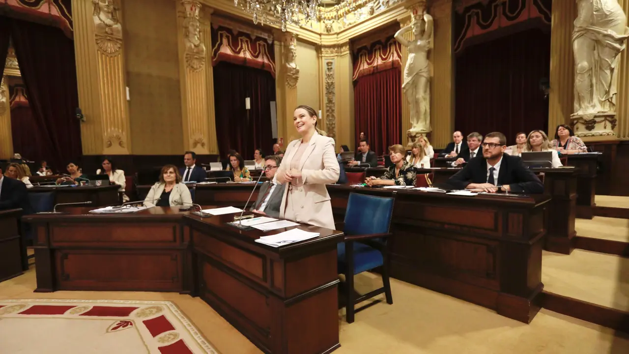 La presidenta del Govern en el Parlament de les Illes Balears.
