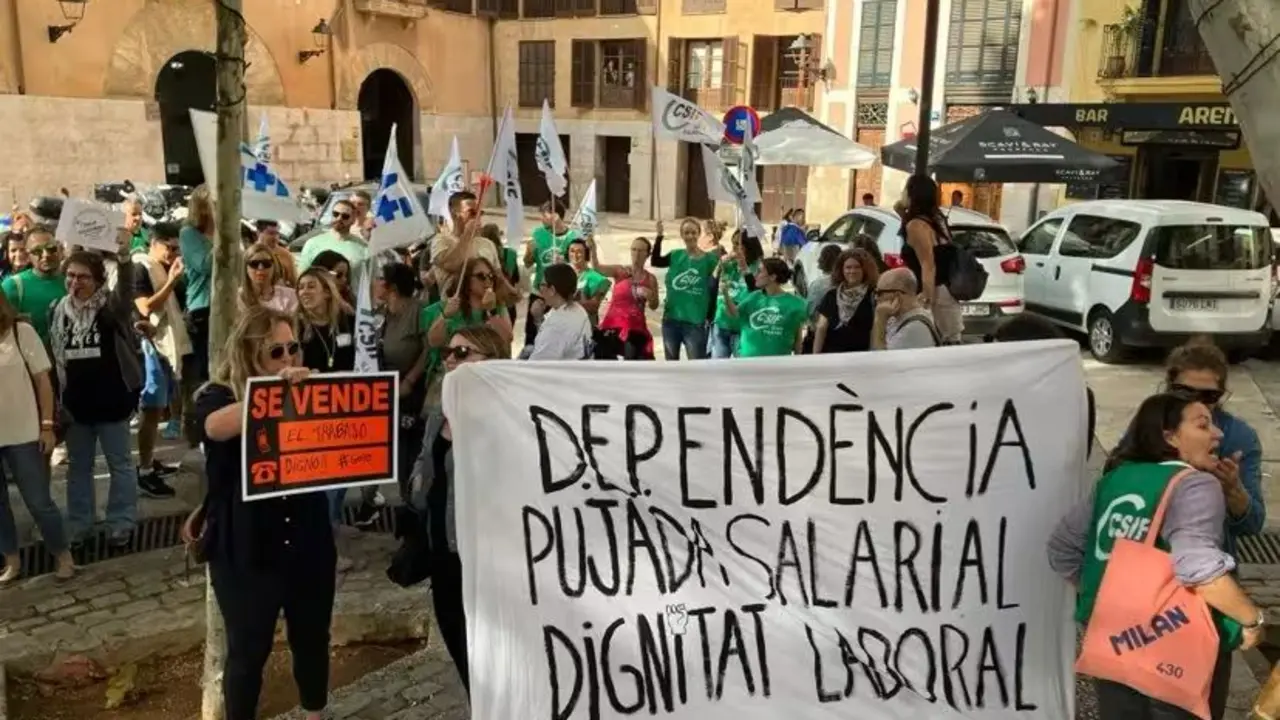 Trabajadores de la Fundaci&oacute;n para la Depend&egrave;ncia empiezan una huelga indefinida.