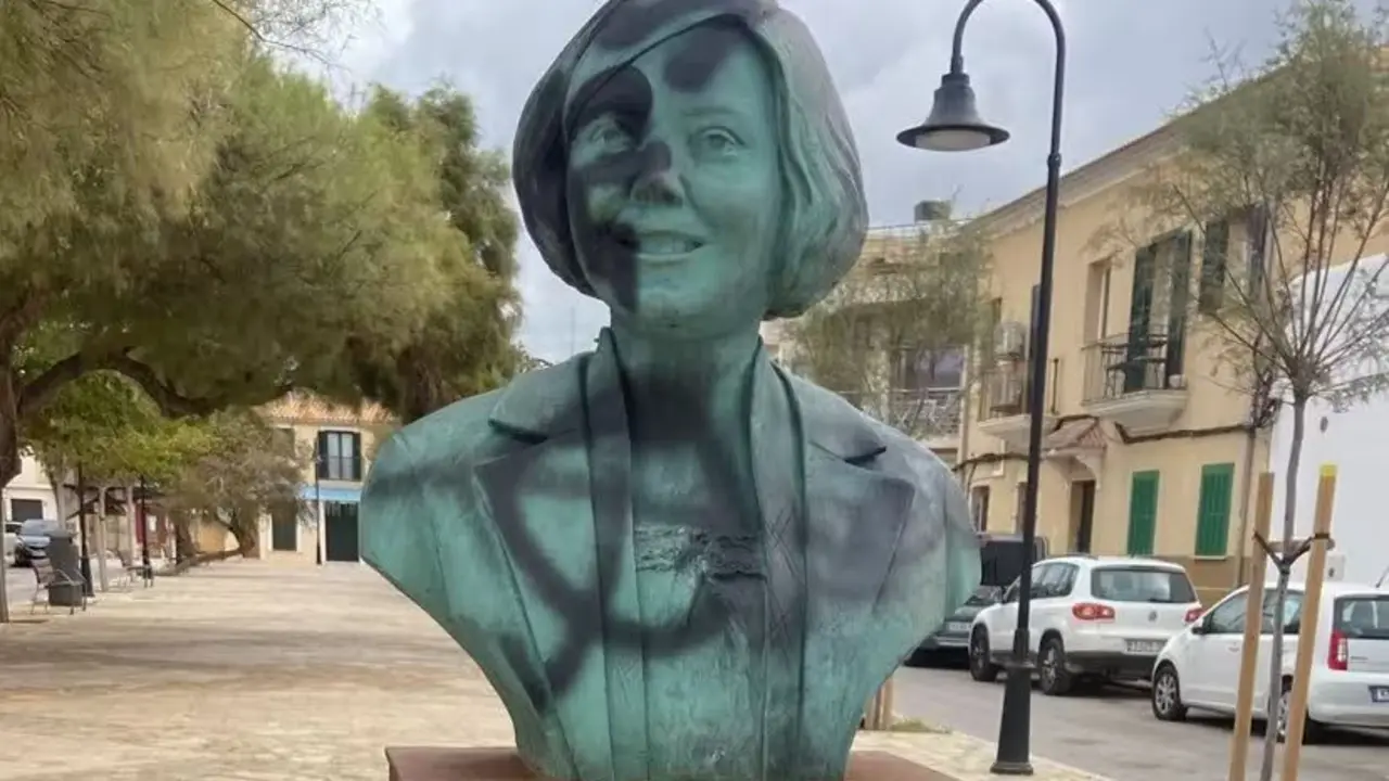 Busto de Aurora Picornell con pintadas vand&aacute;licas.