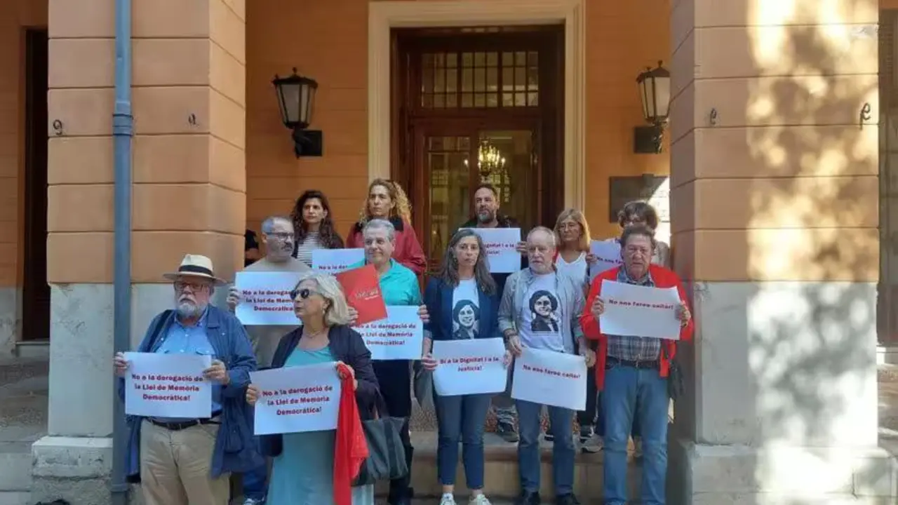 Representantes de Memoria de Mallorca protestan frente al Parlament.