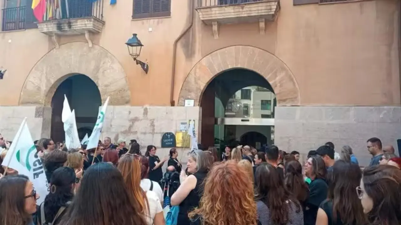 Movilizaciones de hace unos dias frente a la conselleria de Afers Socials.