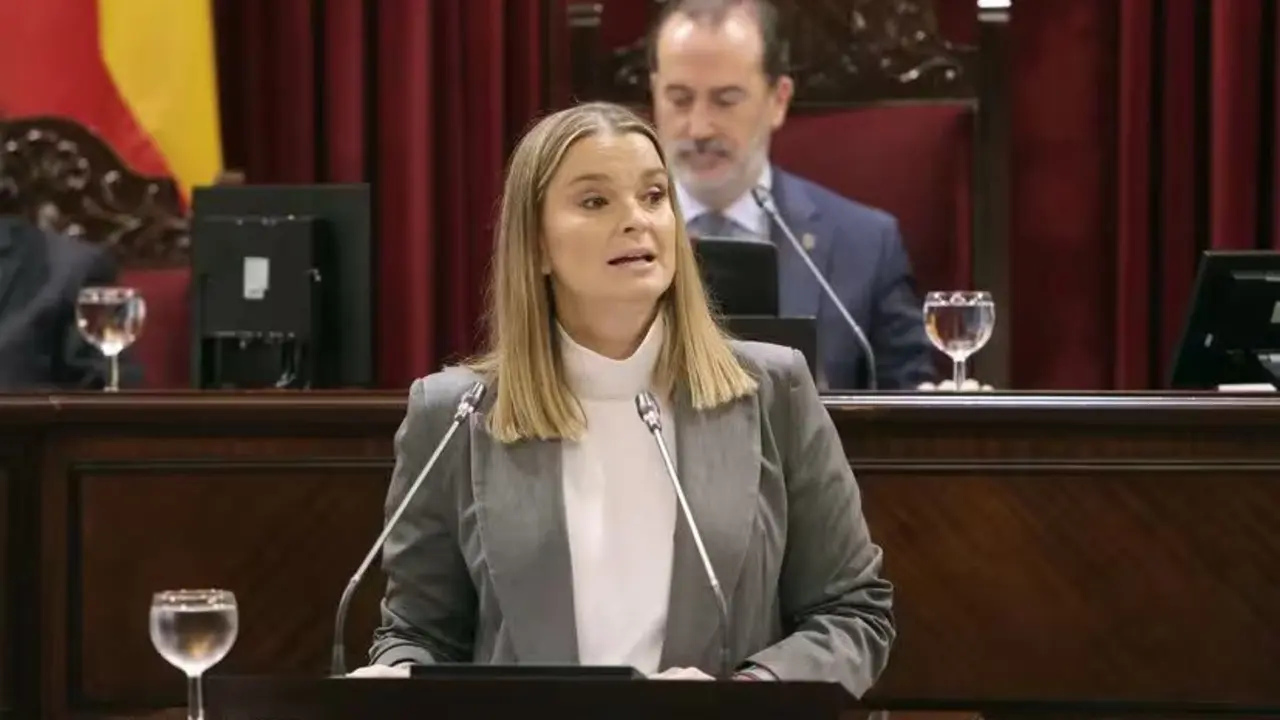 Marga Prohens durante el pleno del Parlament.