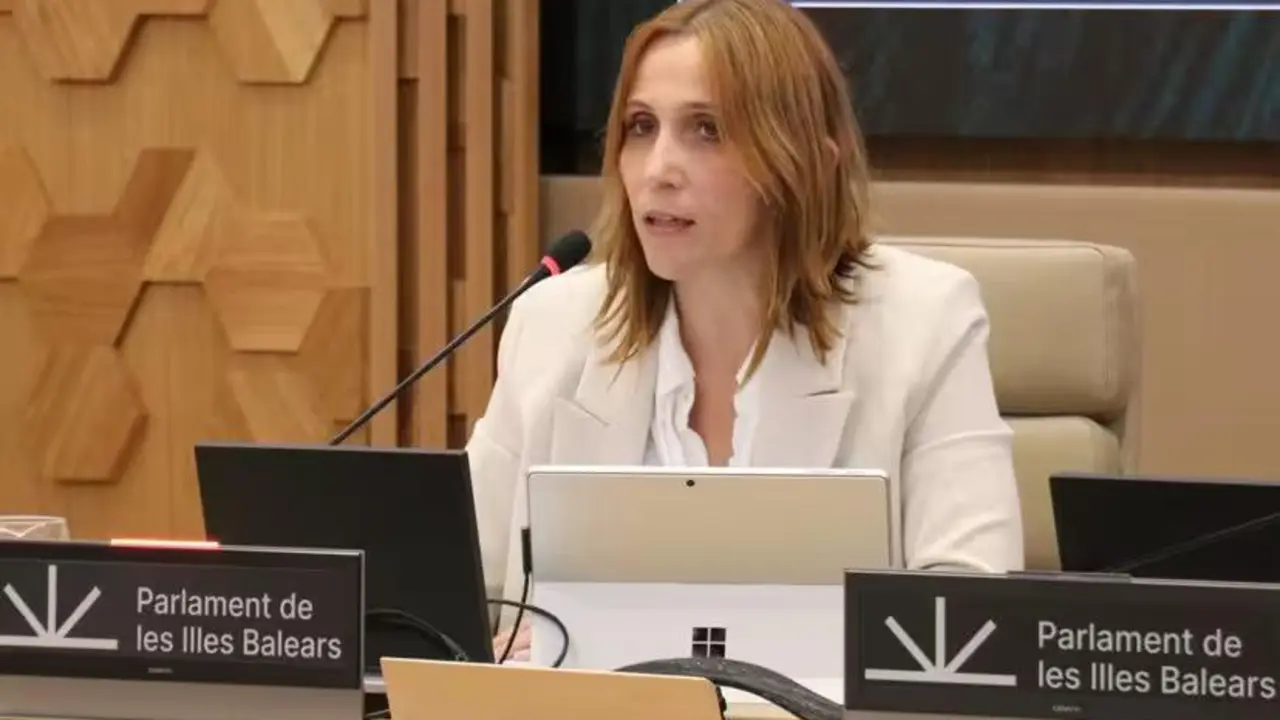 La directora general de Personal Docente y Centros Concertados, Joana Maria Cabrer, comparece en la Comisi&oacute;n de Asuntos Generales e Institucionales.