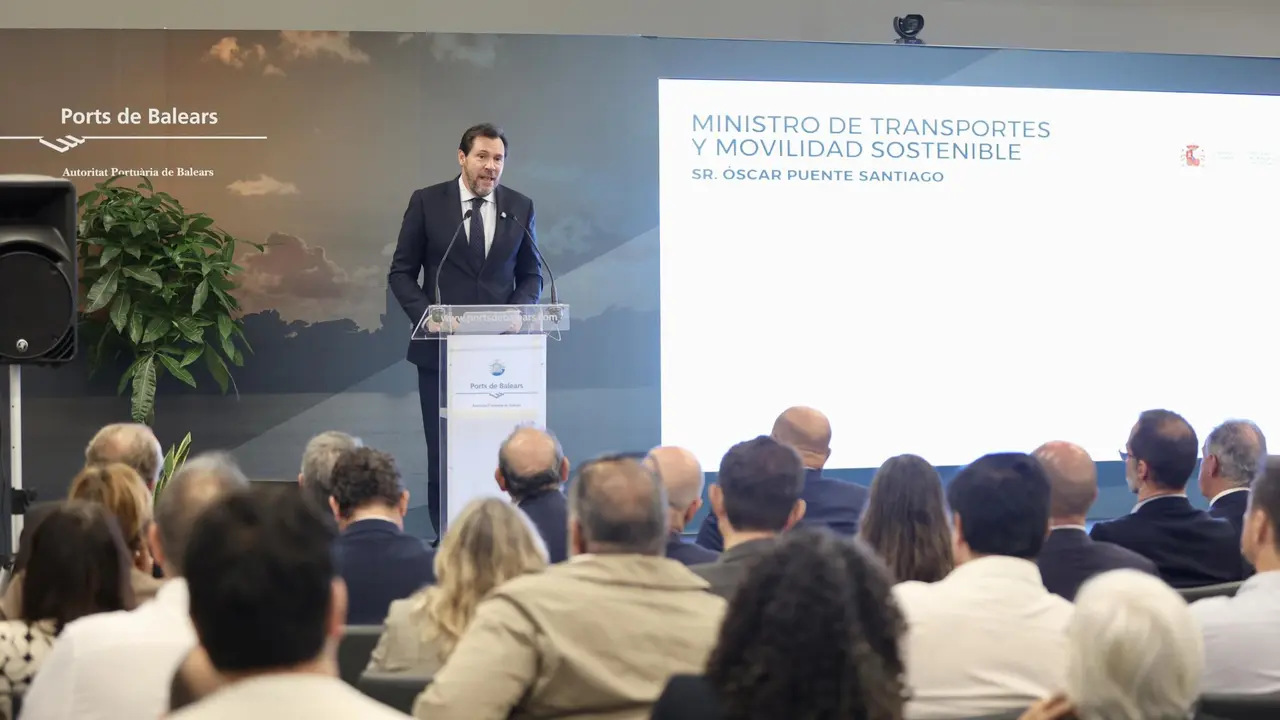 El ministro de transportes, Oscar Puente, en la presentaci&oacute;n del nuevo paseo mar&iacute;timo de Palma.