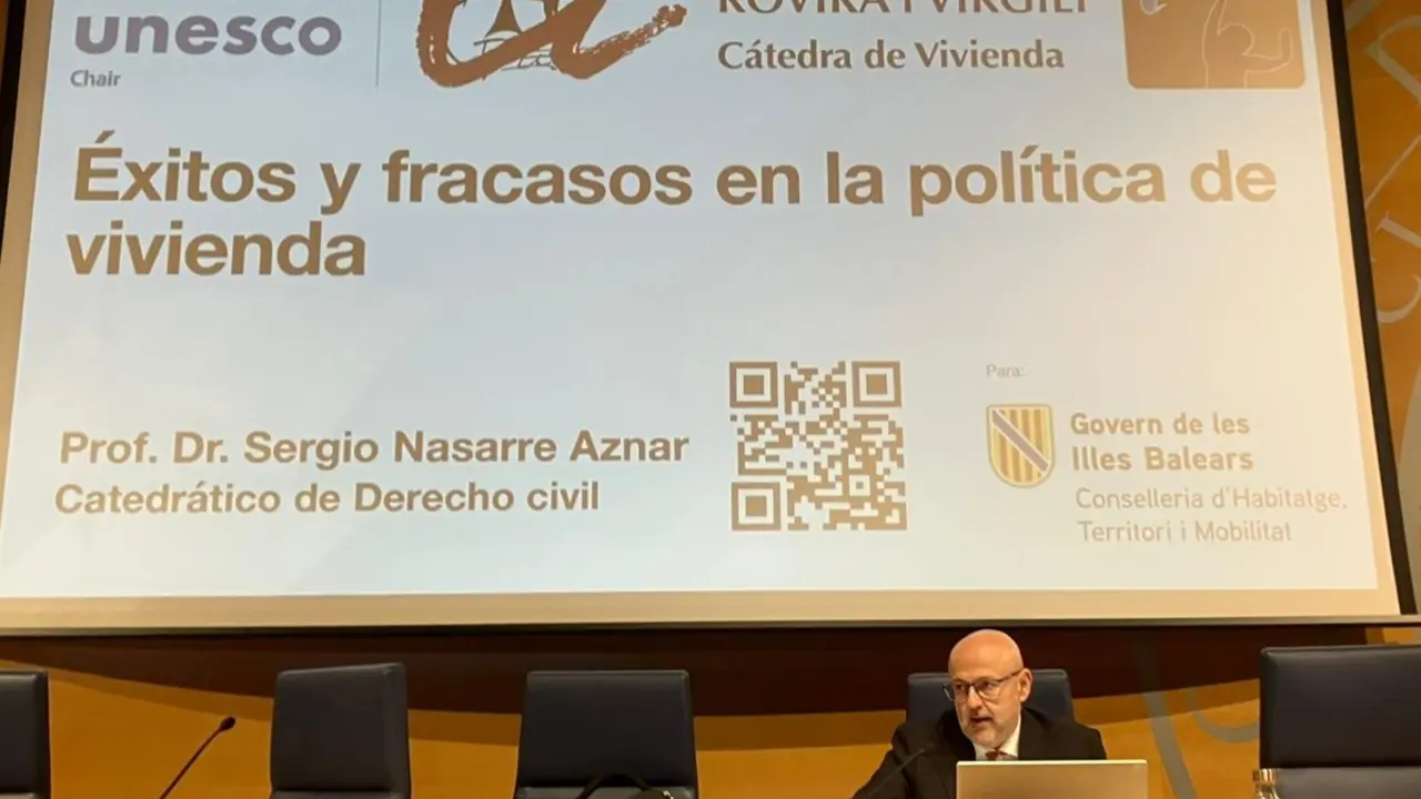 El catedr&aacute;tico de Derecho Civil Sergio Nasarre interviene en la inauguraci&oacute;n de las jornadas 'El futuro de la vivienda. Nuevas soluciones en Baleares'.