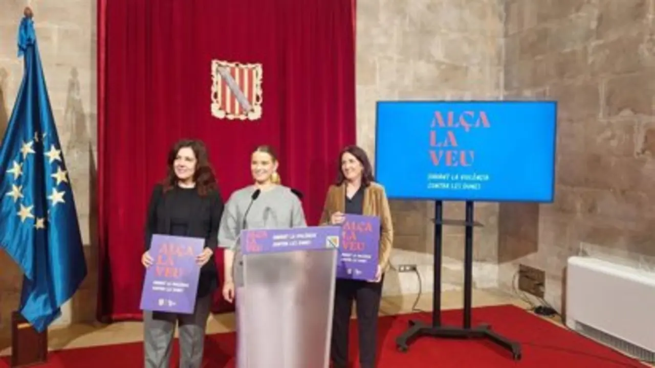 La consellera de Familias, Bienestar Social y Atenci&oacute;n a la Dependencia, Sandra Fern&aacute;ndez, la presidenta del Govern, Marga Prohens, y la directora del IbDona, Catalina Salom, en la presentaci&oacute;n del lema del 25N.