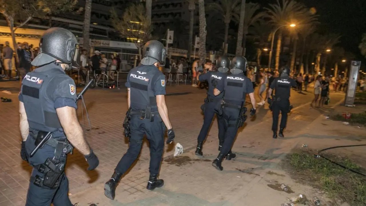 Intervenci&oacute;n de policias en playa de palma