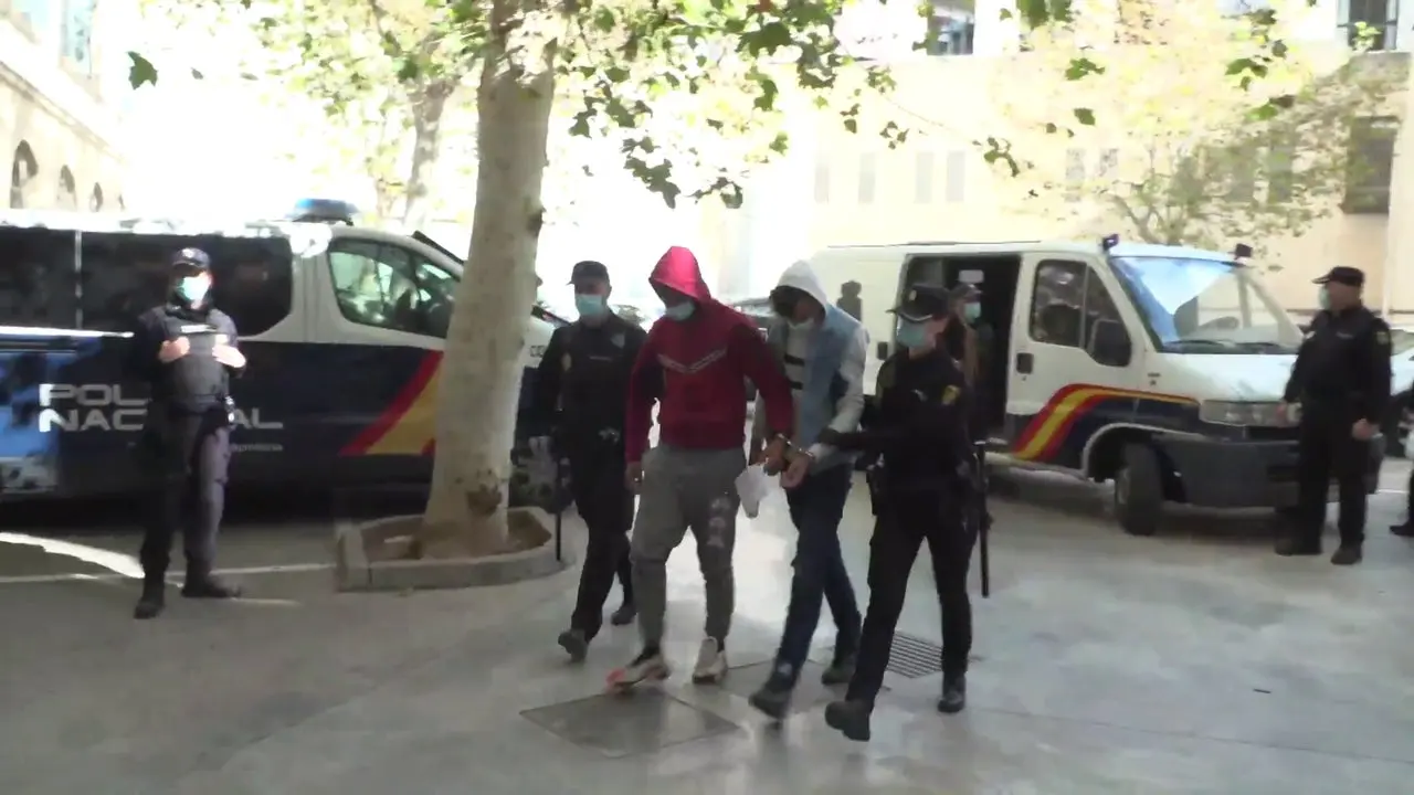 migrantes fugados avion