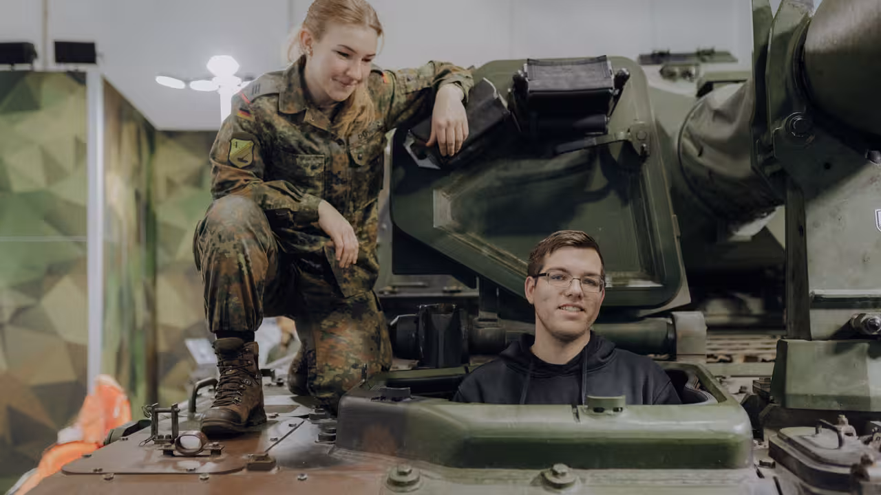 militar alemana ense&ntilde;a un tanque a civil