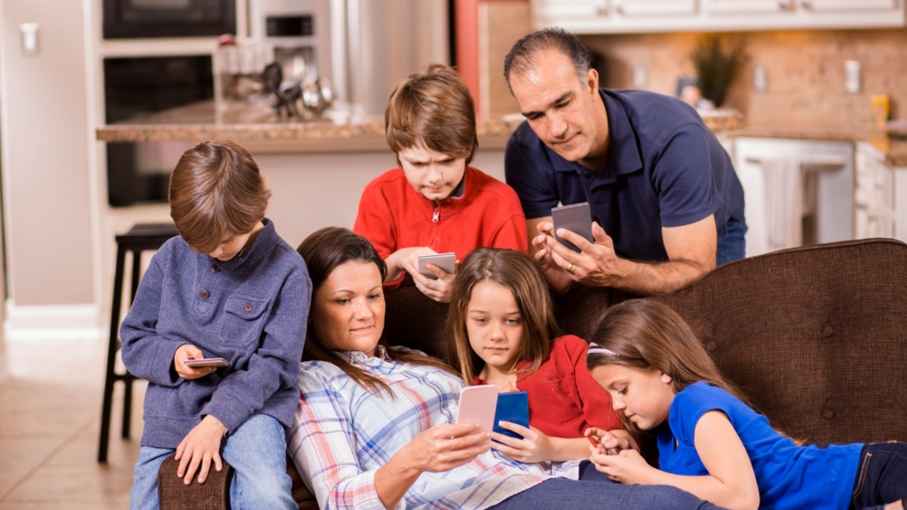 familia conectada al tel&eacute;fono