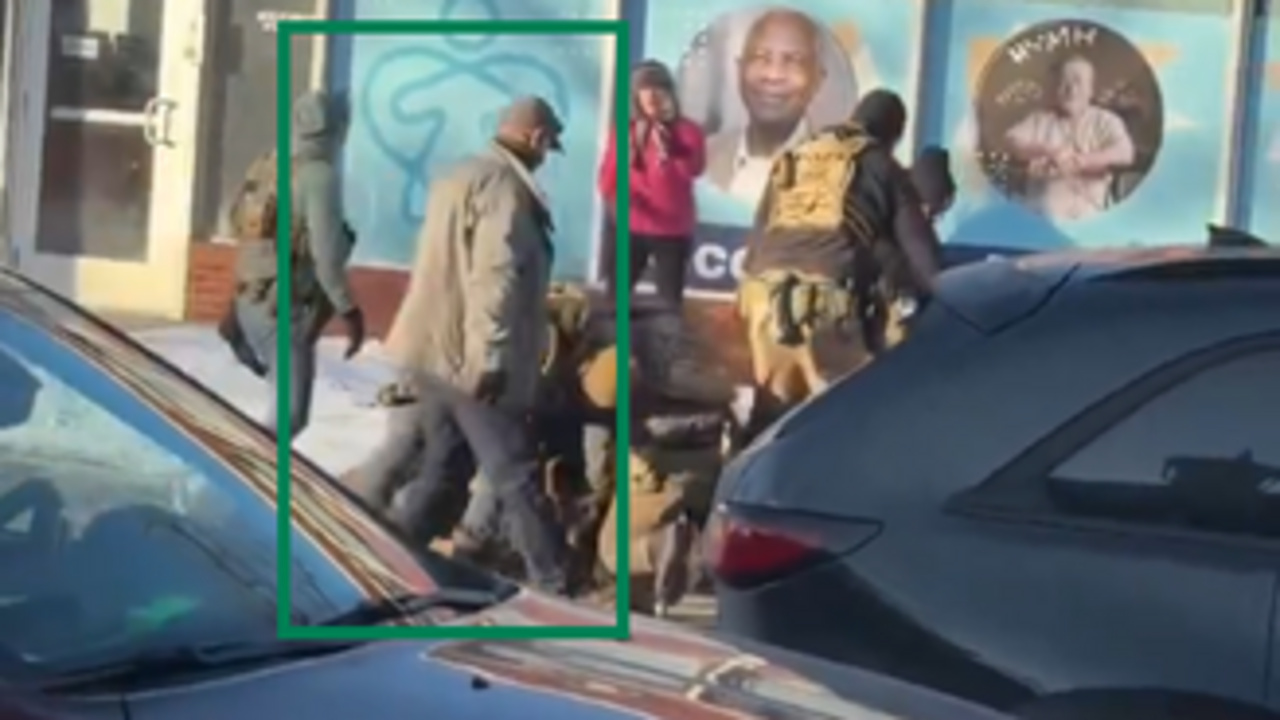 Agentes del ICE disparando a un hombre