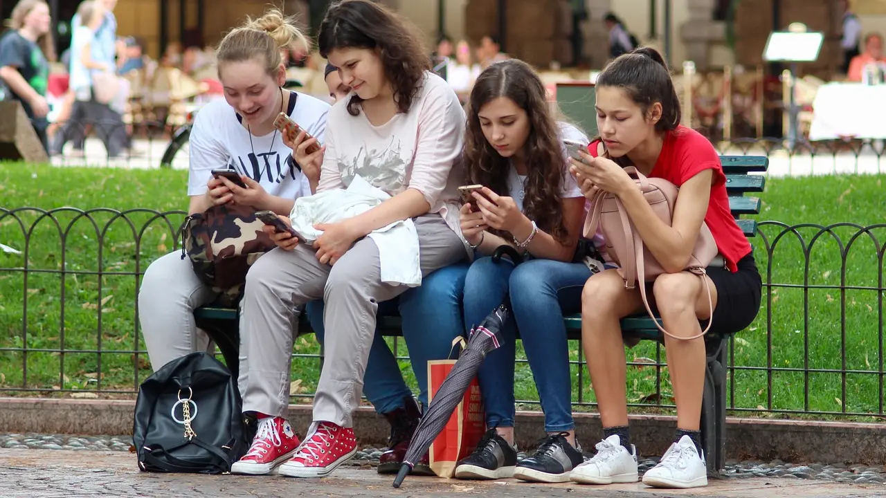 Adolescentes con m&oacute;vil