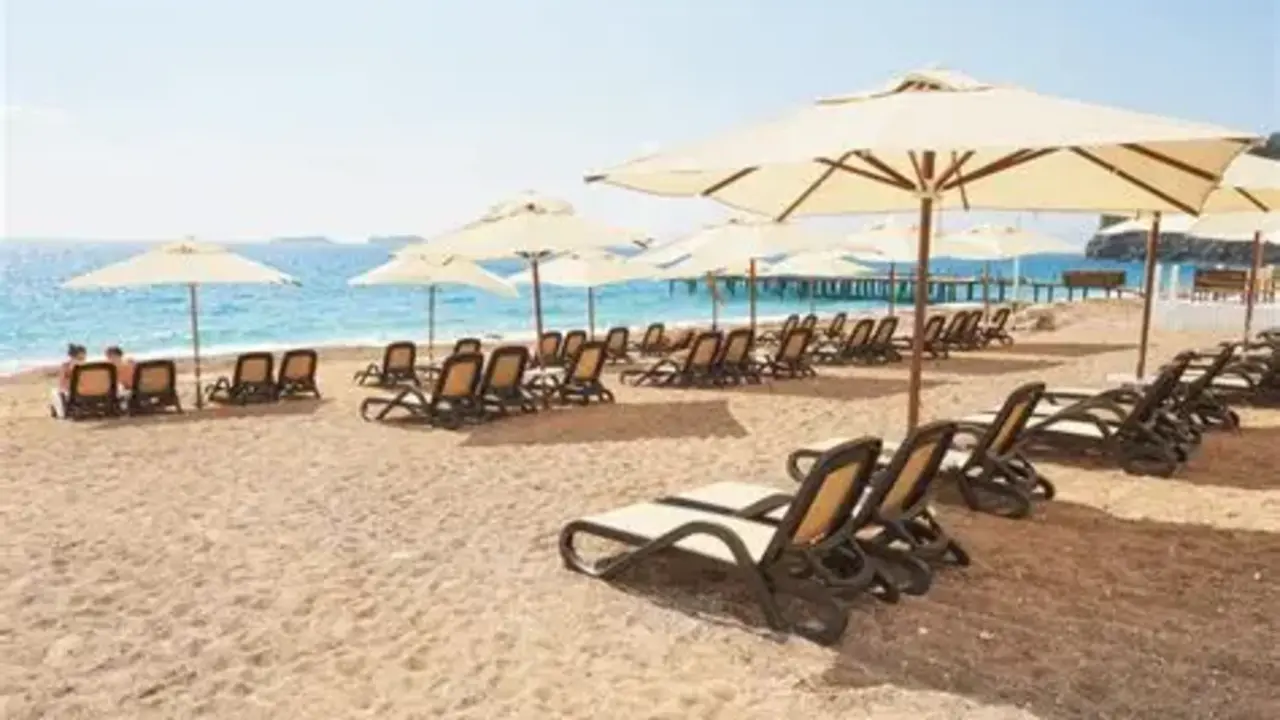 Playa con hamacas y sombrillas