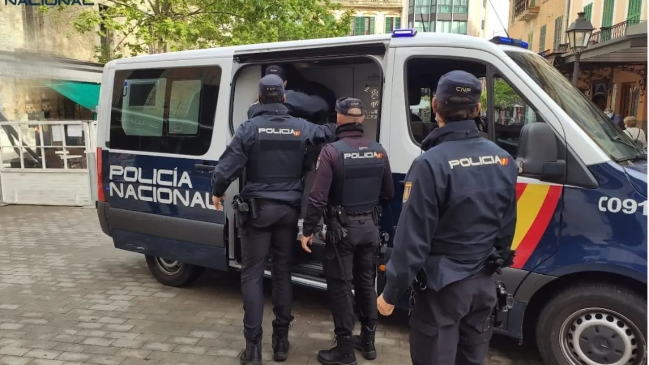Policia Nacional transportando a los detenidos