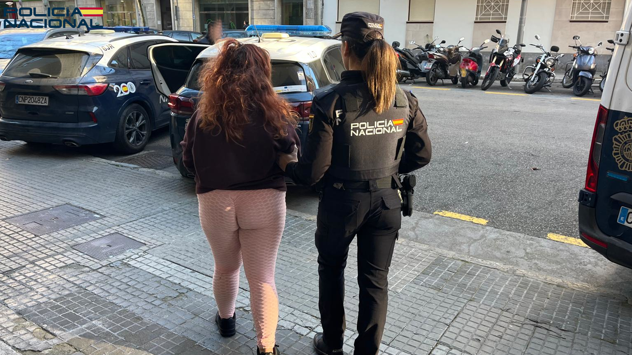 Detenida custodiada por la Policia Nacional