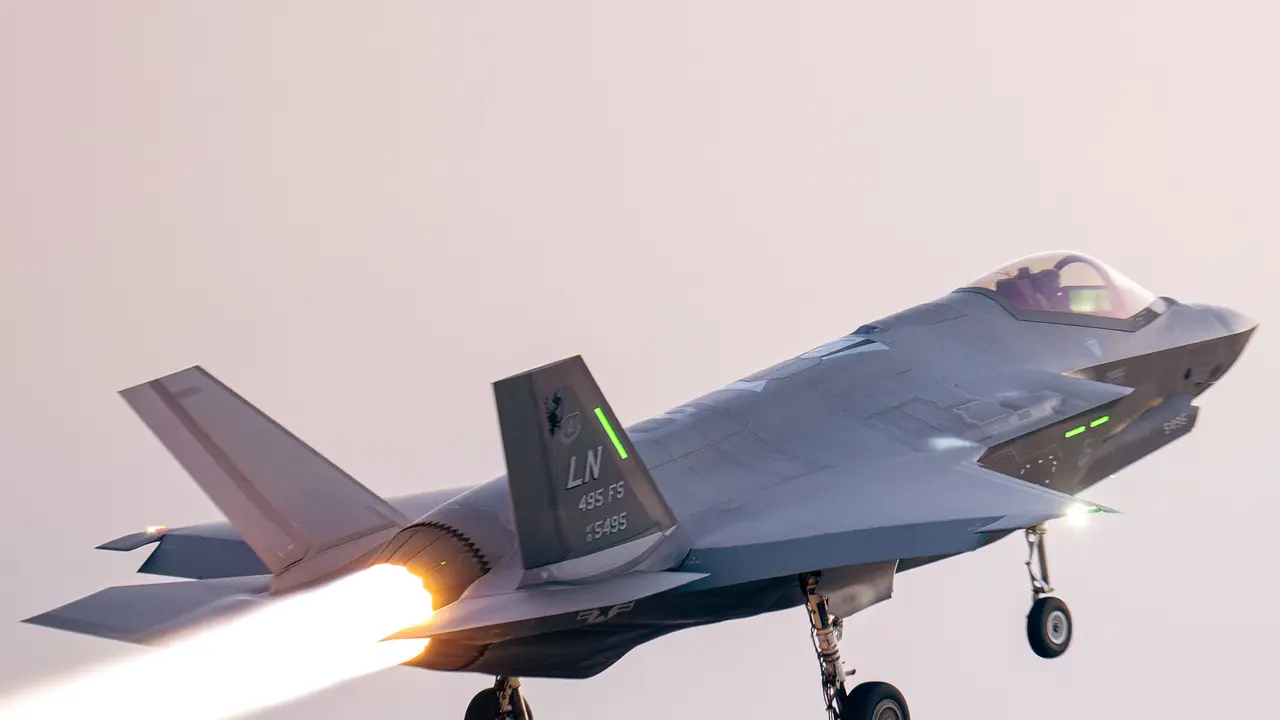 Avi&oacute;n militar israeli empleado