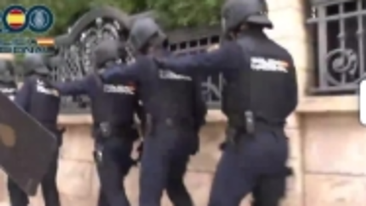 Momento anterior a la entrada en una de las mansiones