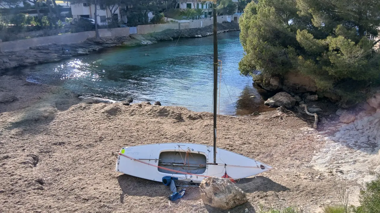 Velero varado en Costa de la Calma