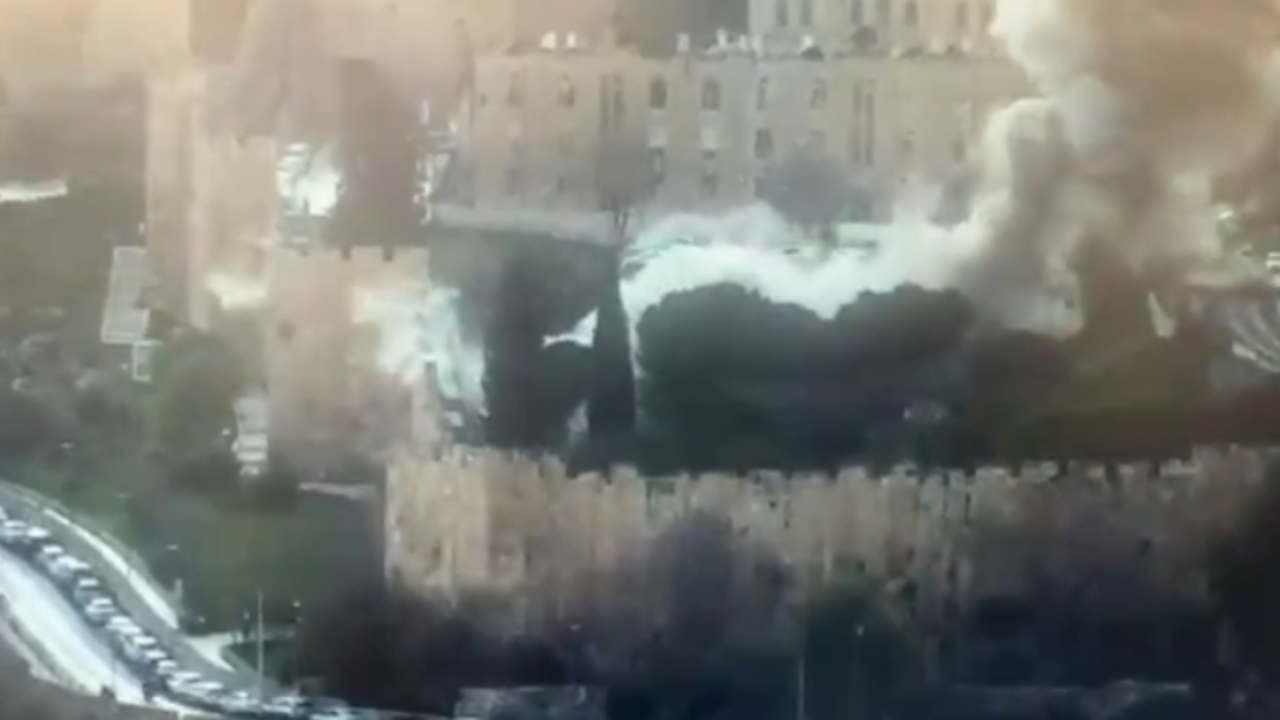 Momento del impacto del misil iran&iacute; en Jerusal&eacute;n