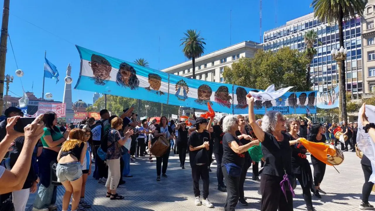 Argentinos en la manifestaci&oacute;n de la Plaza de mayo