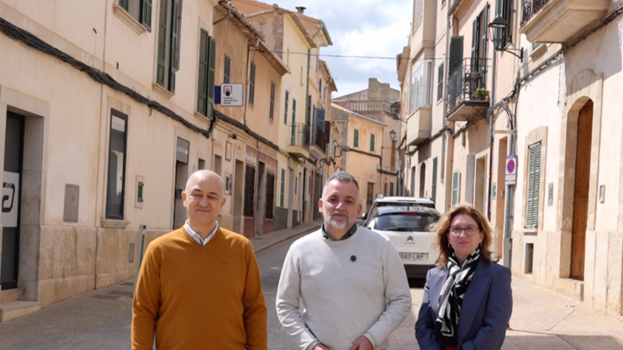 Els consellers Antoni Salas y Magdalena Vives y al centro, el alcalde de Sencelles, Joan Carles Verd