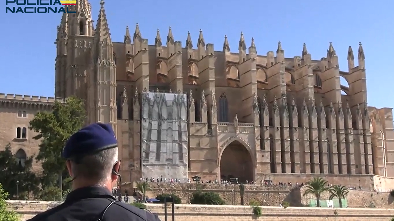Policia Nacional vigilando el dron