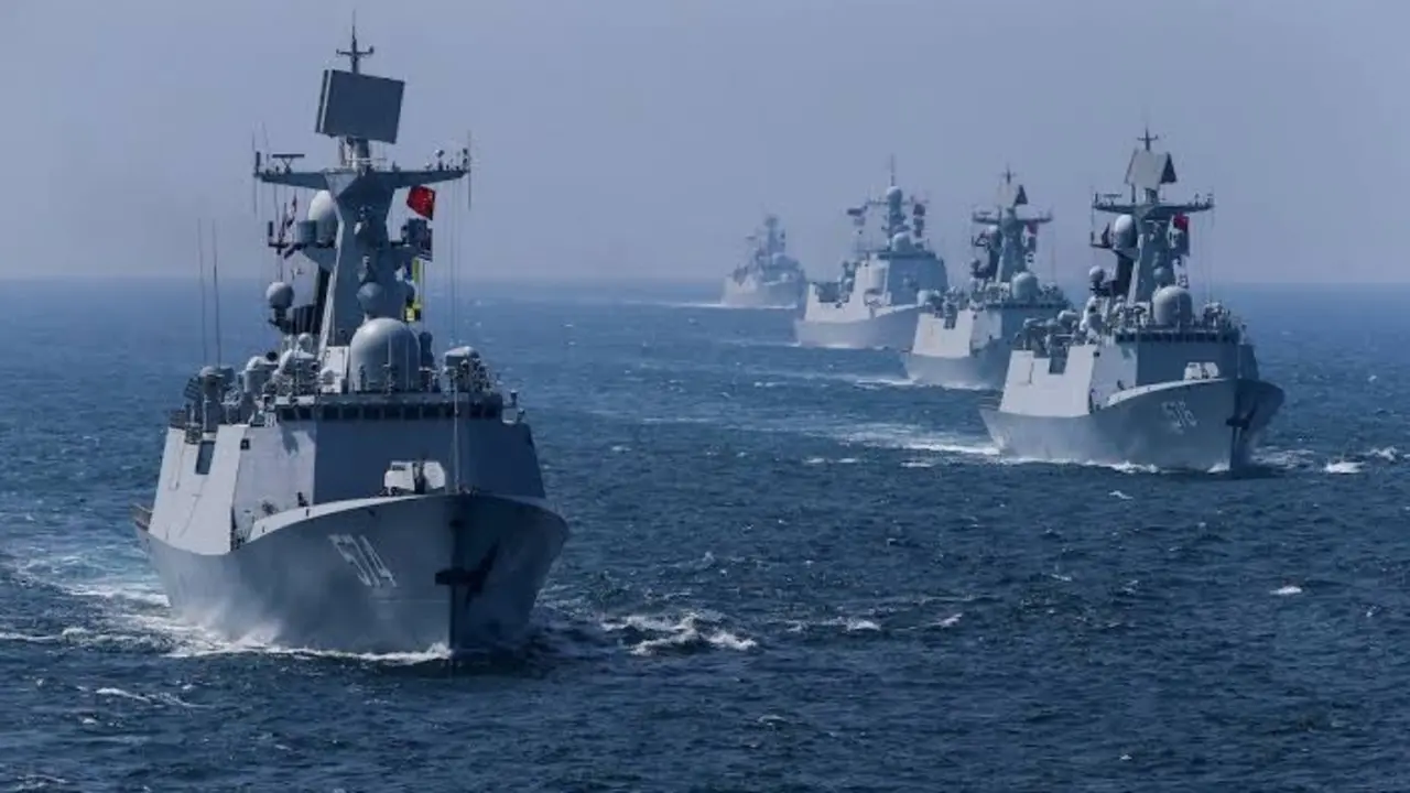 Barcos de guerra chinos enfrente del estrecho de Ormuz