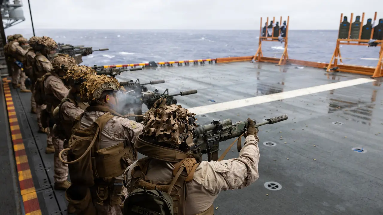 Militares de EEUU en el portaaviones USS Boxer.