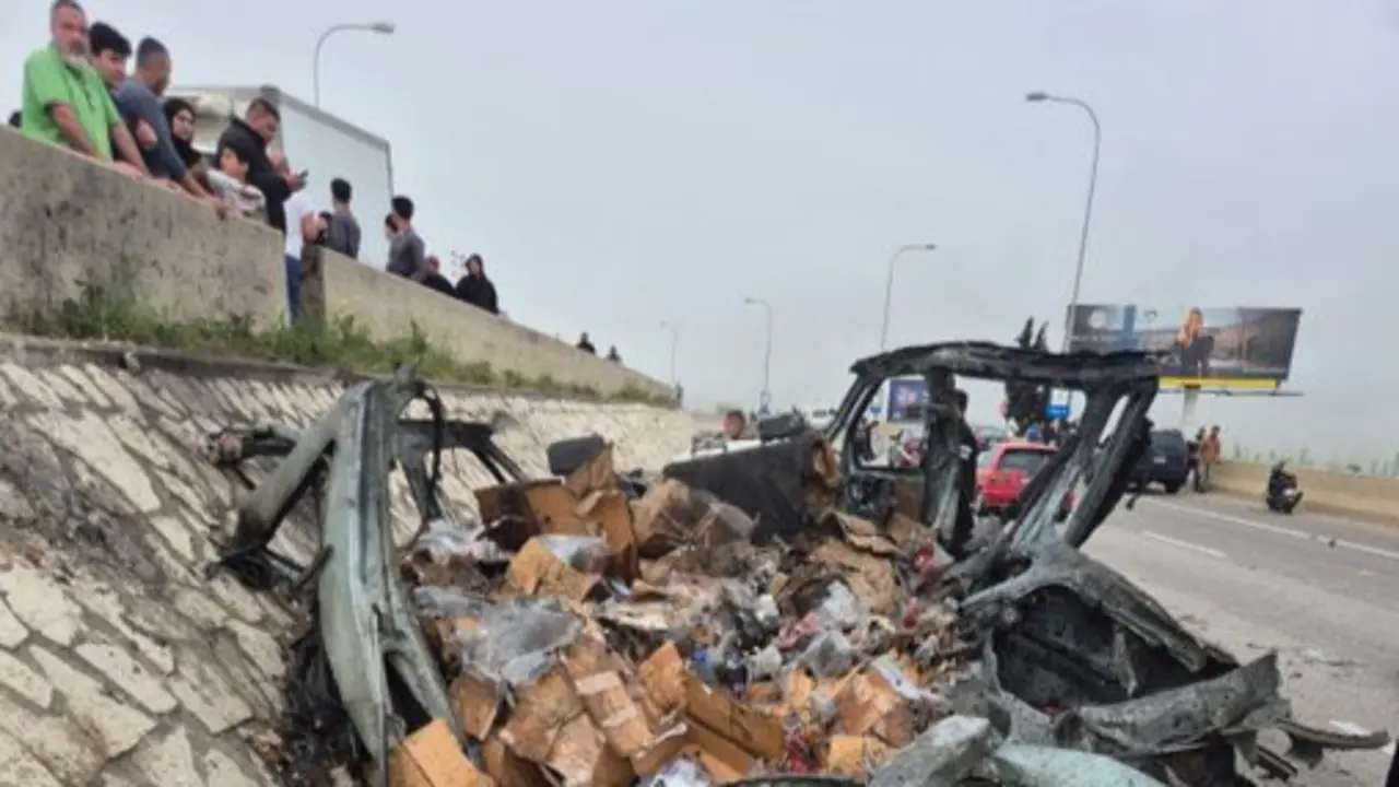 Restos de un cami&oacute;n de leche destuido en el L&iacute;bano