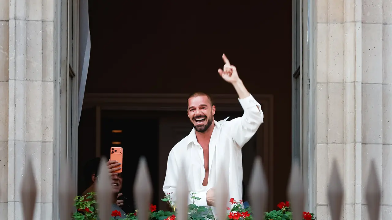 Ricky Martin saludando a sus fans