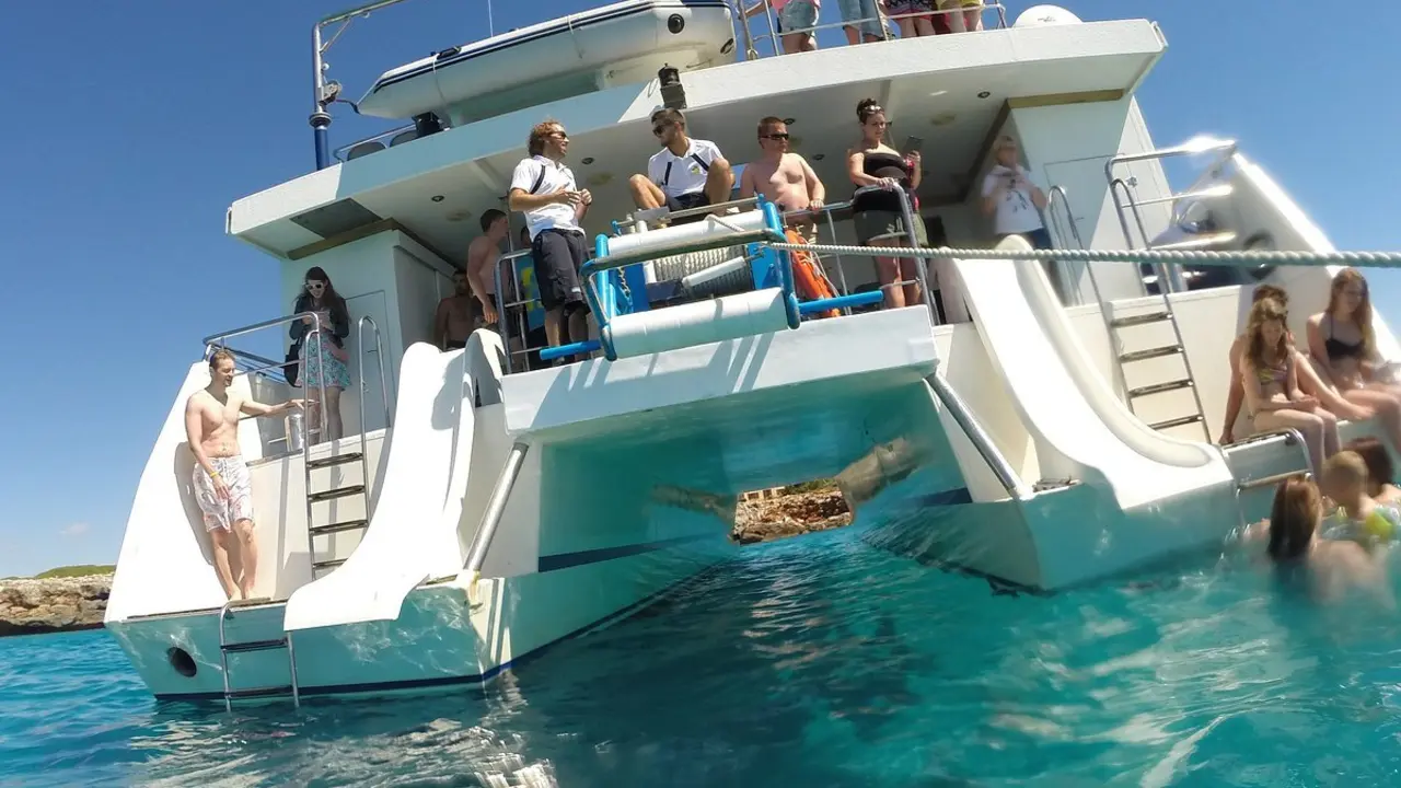 Empresa tur&iacute;stica de transporte mar&iacute;timo