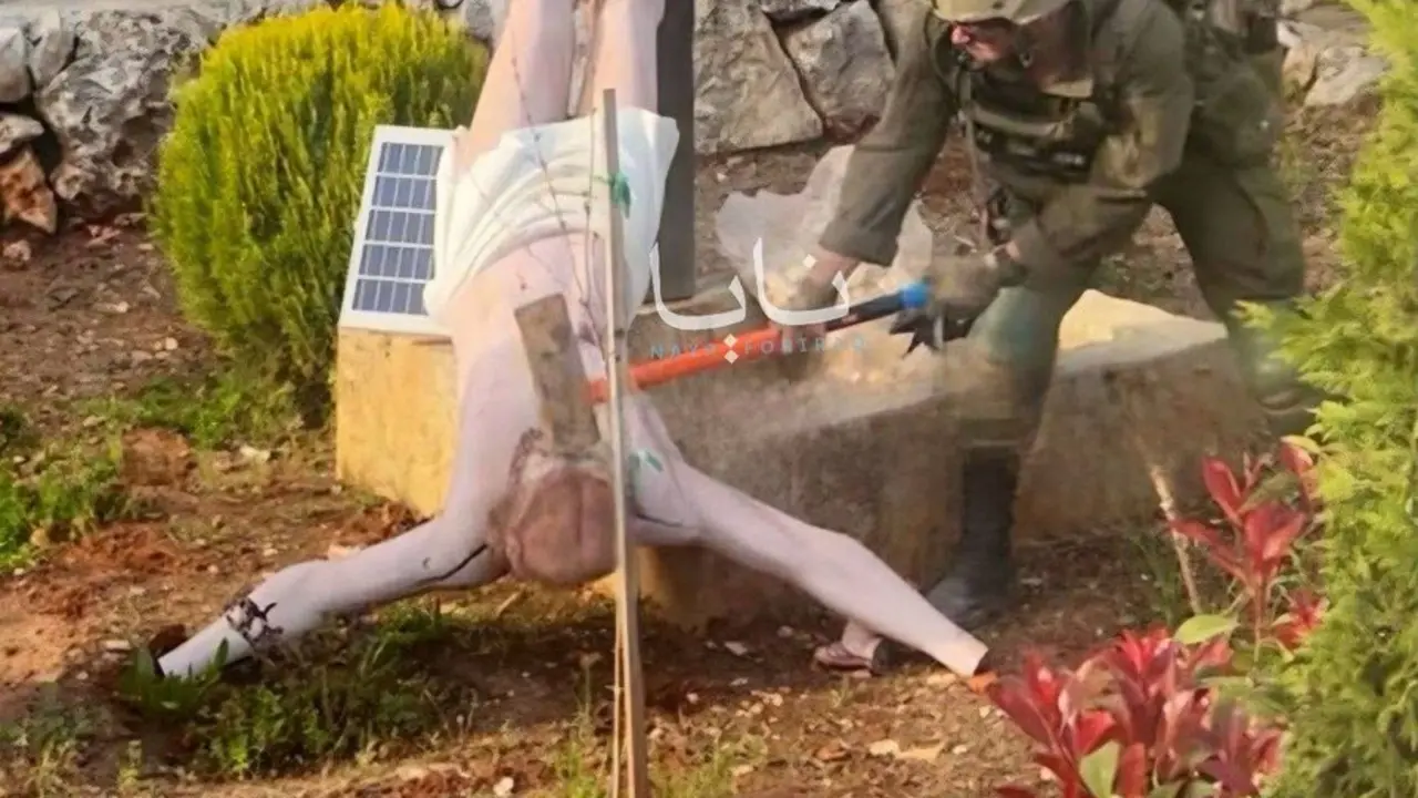 Soldado Israel destruyendo imagen de Jesucristo