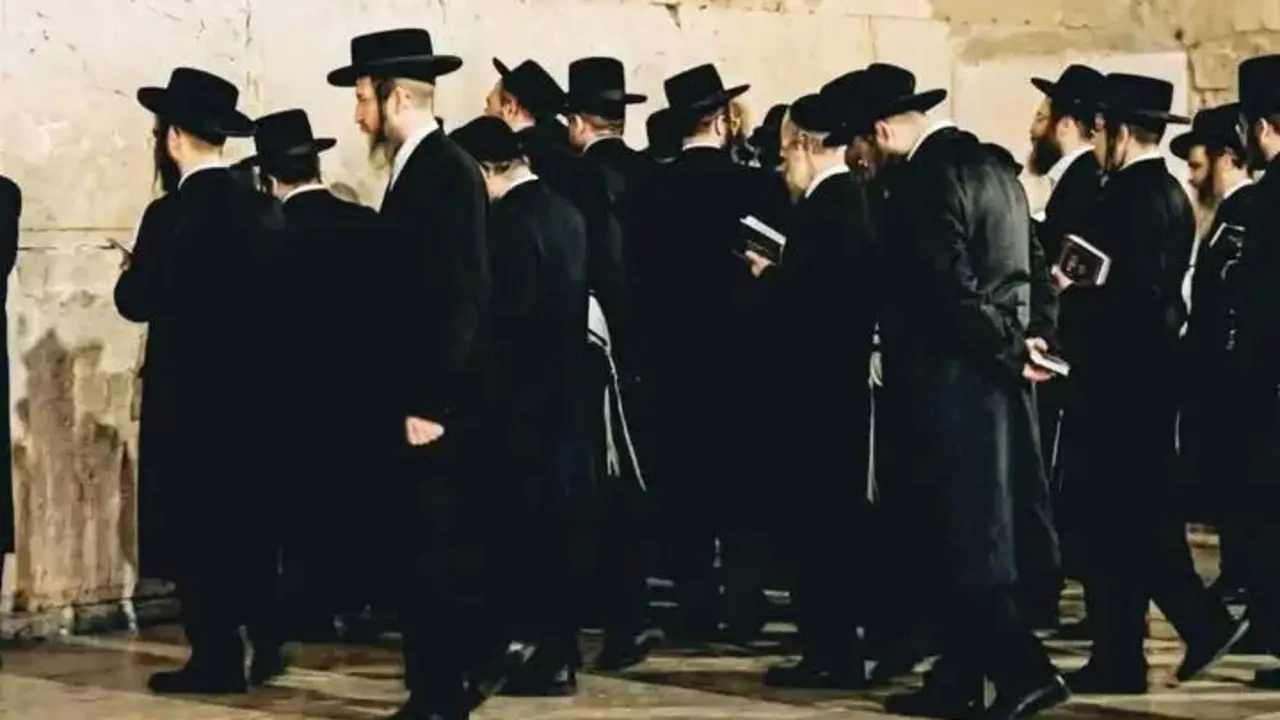 Jud&iacute;os rezando a las puertas de Bab Doukala, Marrakech