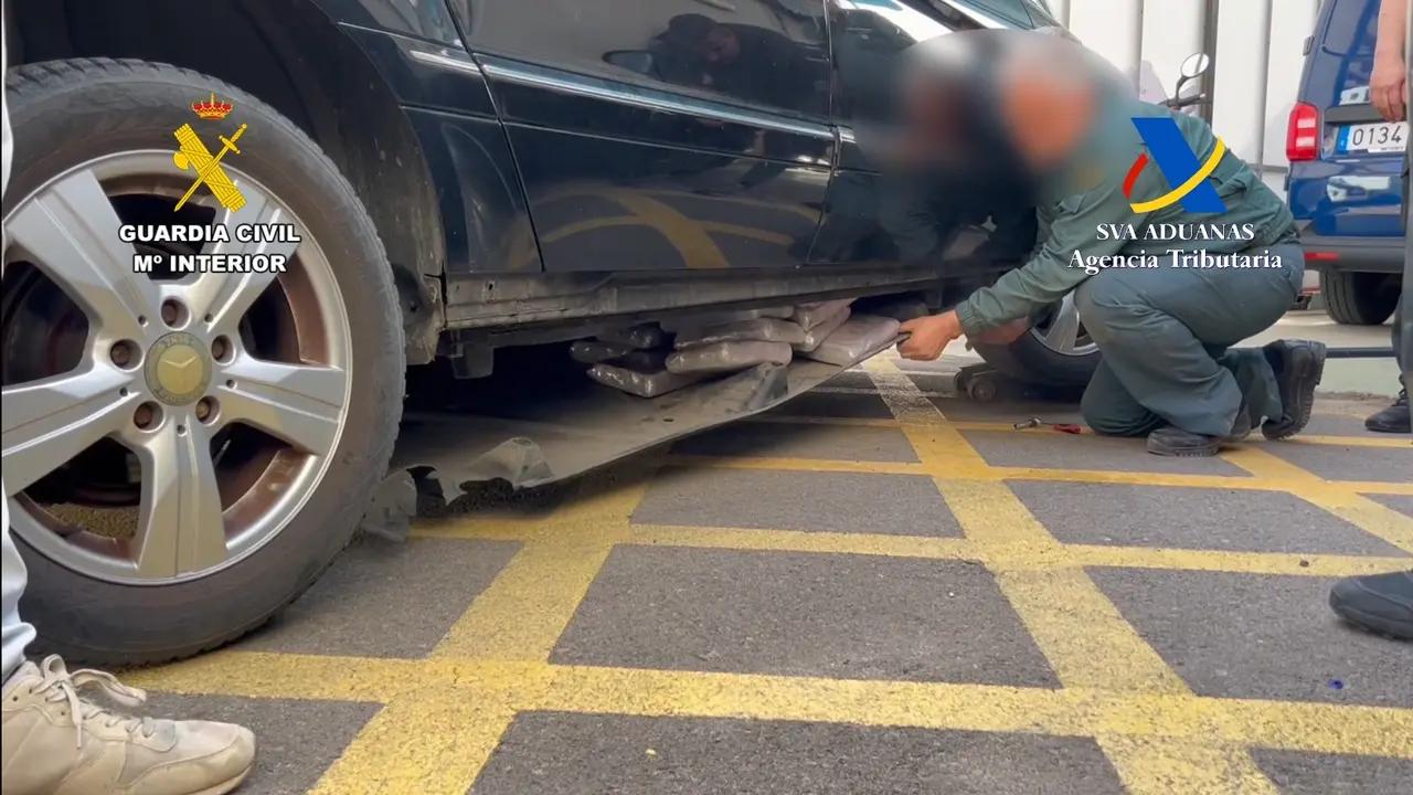 bajos del coche abiertos
