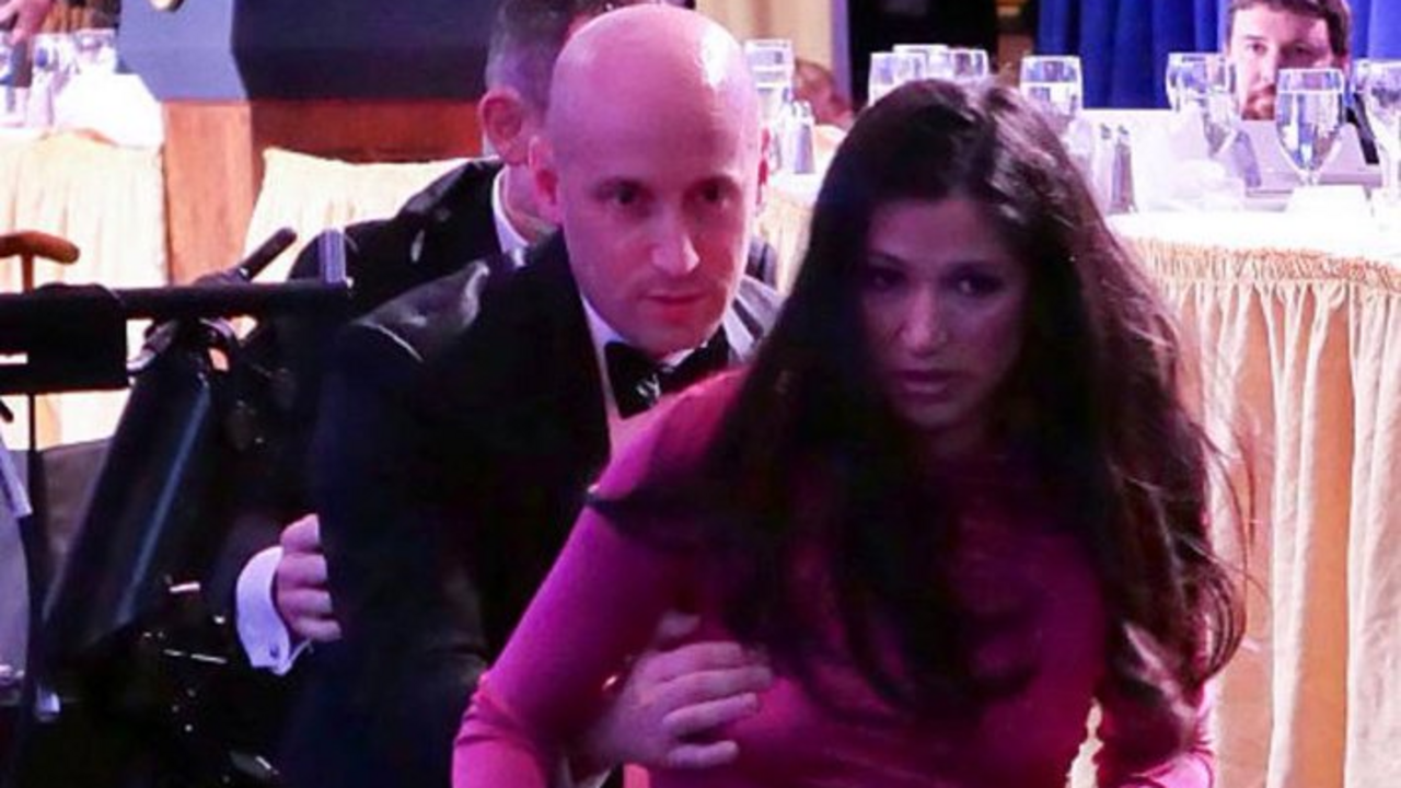 Subjefe de Gabinete. Miller saliendo de la sala