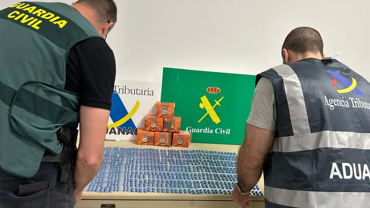 Agentes de la Guardia Civil y Aduanas con el cargamento ilegal de viagras