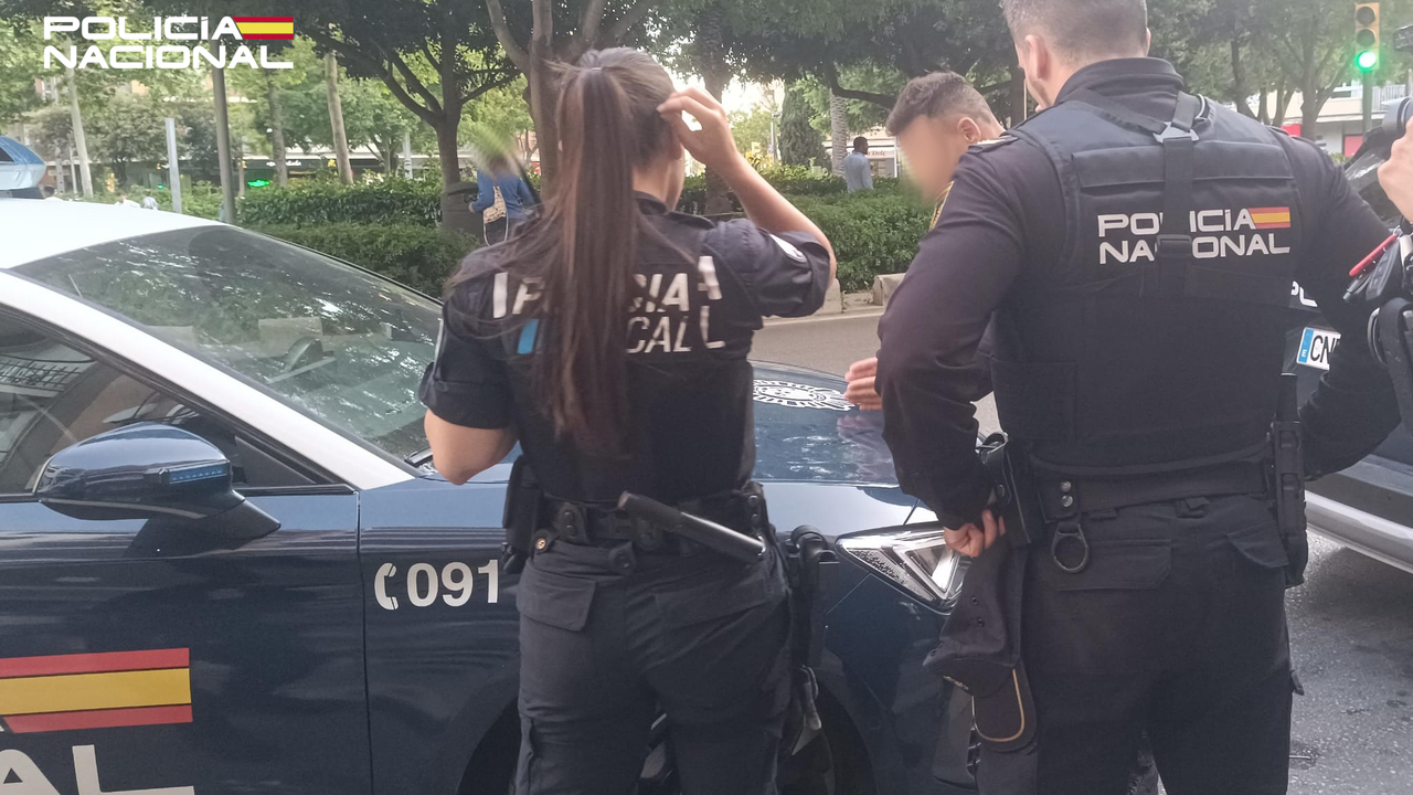 Policia local y nacional con uno de los ucranianos implicados
