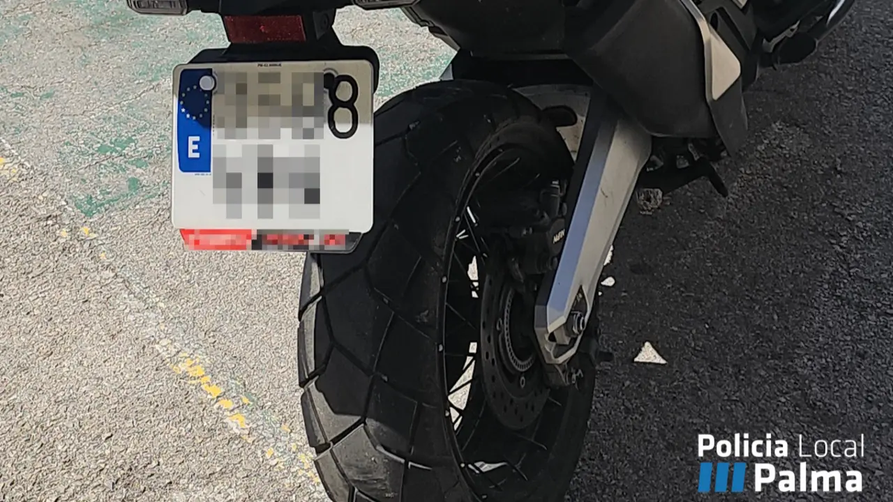 Moto y matr&iacute;cula manipulada