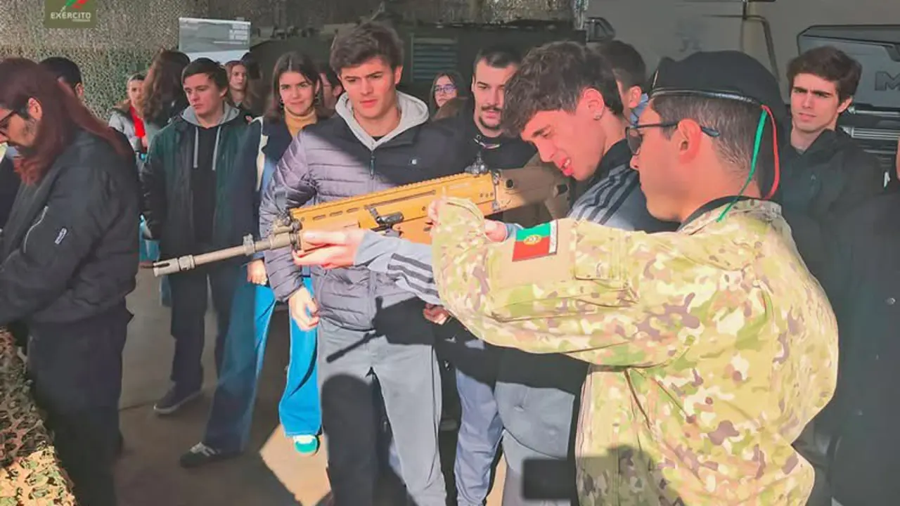 J&oacute;venes portugueses en un dia de puertas abiertas con el Ej&eacute;rcito