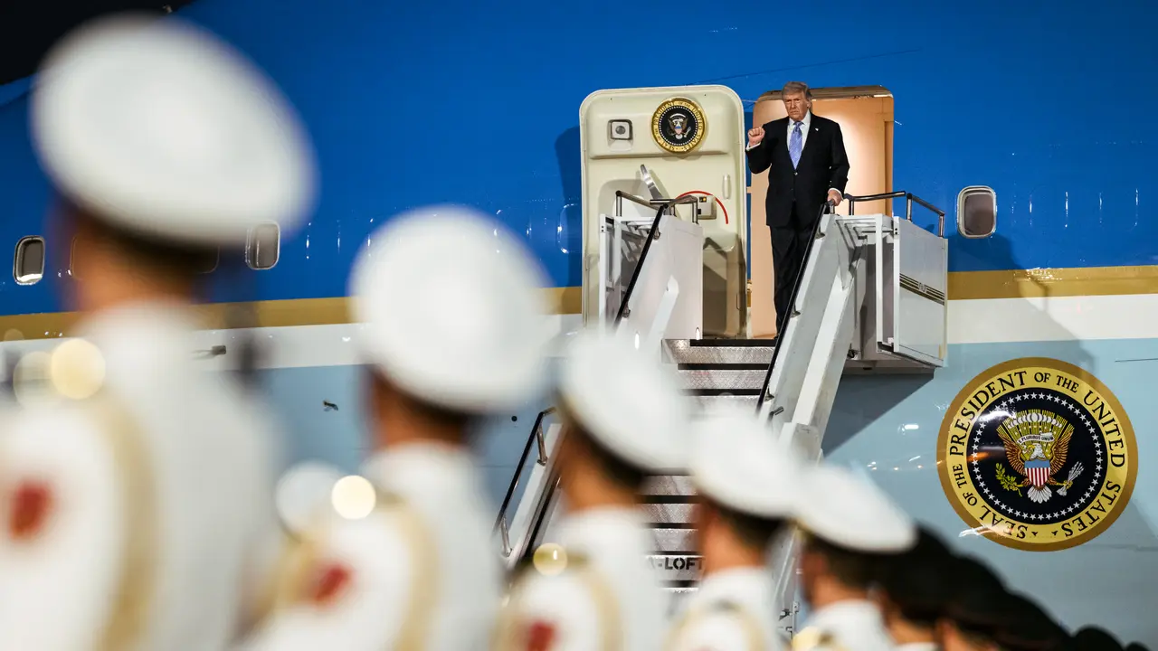 Trump bajando del avi&oacute;n presidencial