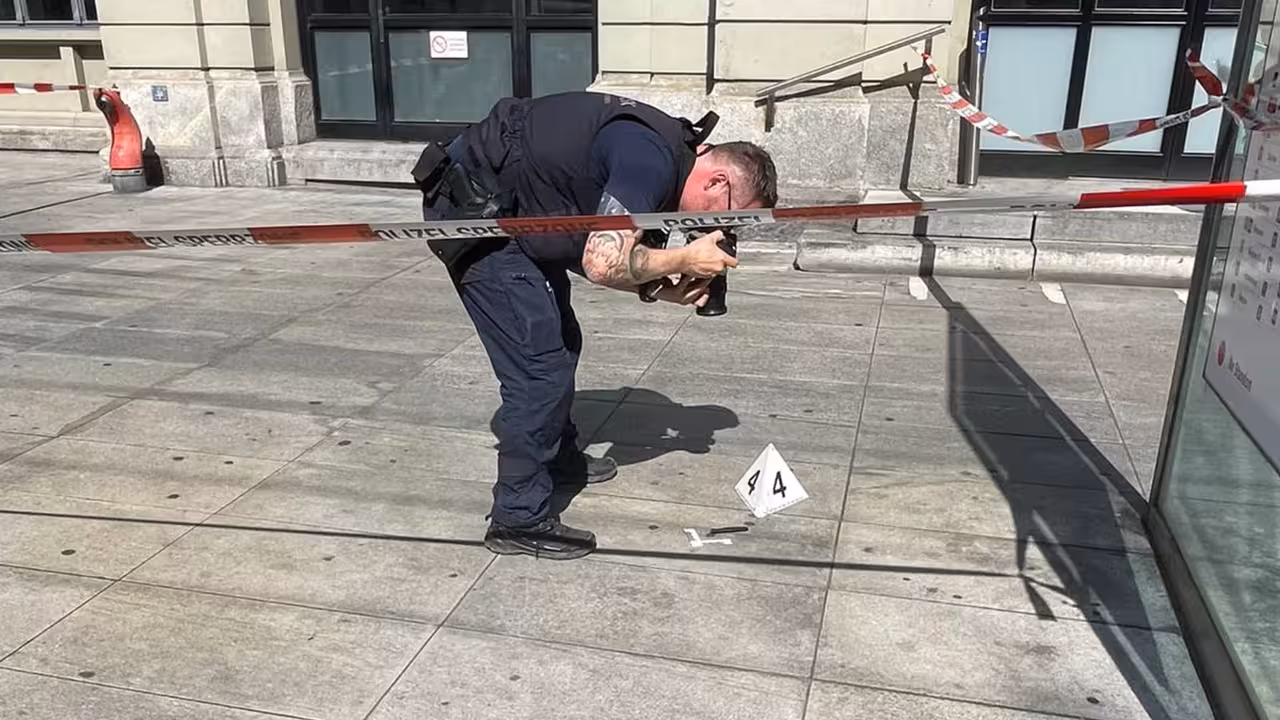 Policia suizo en el lugar del atentado. foto de  Winterthurer Zeitung . George Stutz